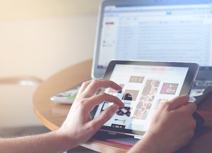 外贸自建站先做SEO还是先做社交媒体？